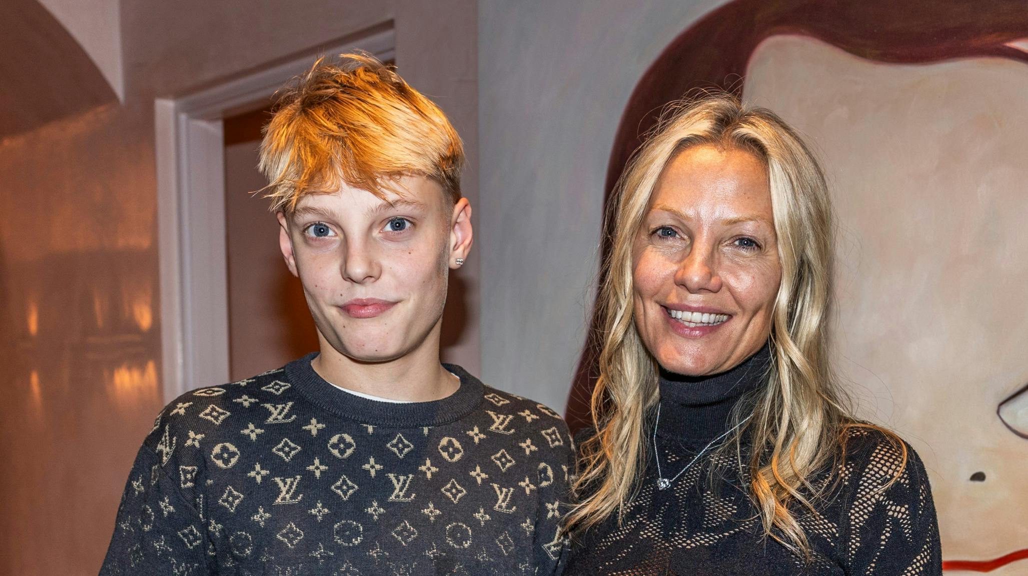 Stemningen er i top, og Nicholas , 13, hygger også med sin far og hans kæreste.