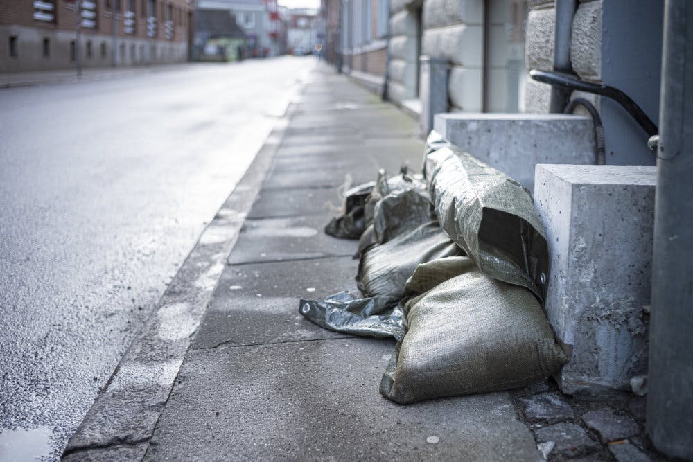 Borgere i Vejle kan hente sandsække hos kommunen, efter at der er udsendt varsel om risiko for oversvømmelse. (Arkivfoto). - 