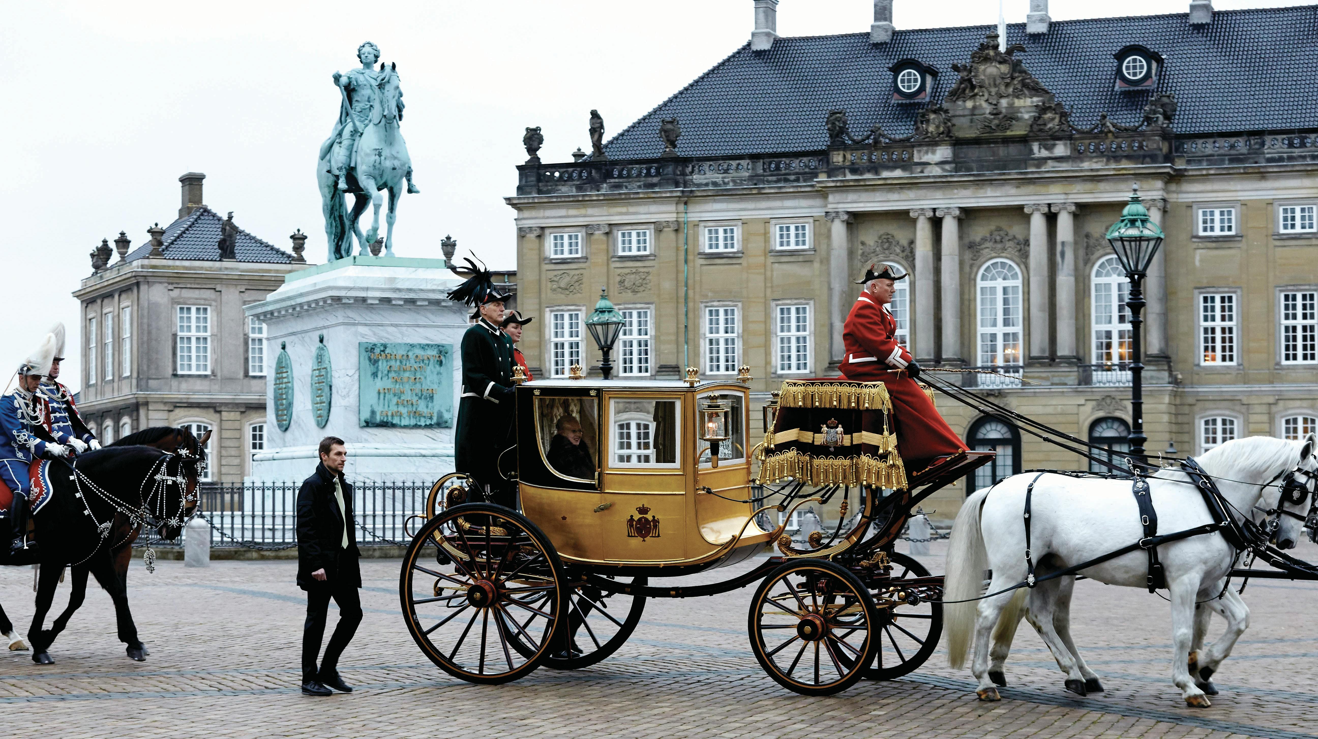 Her ses dronning Margrethe i den smukke karet ved en tidligere lejlighed.