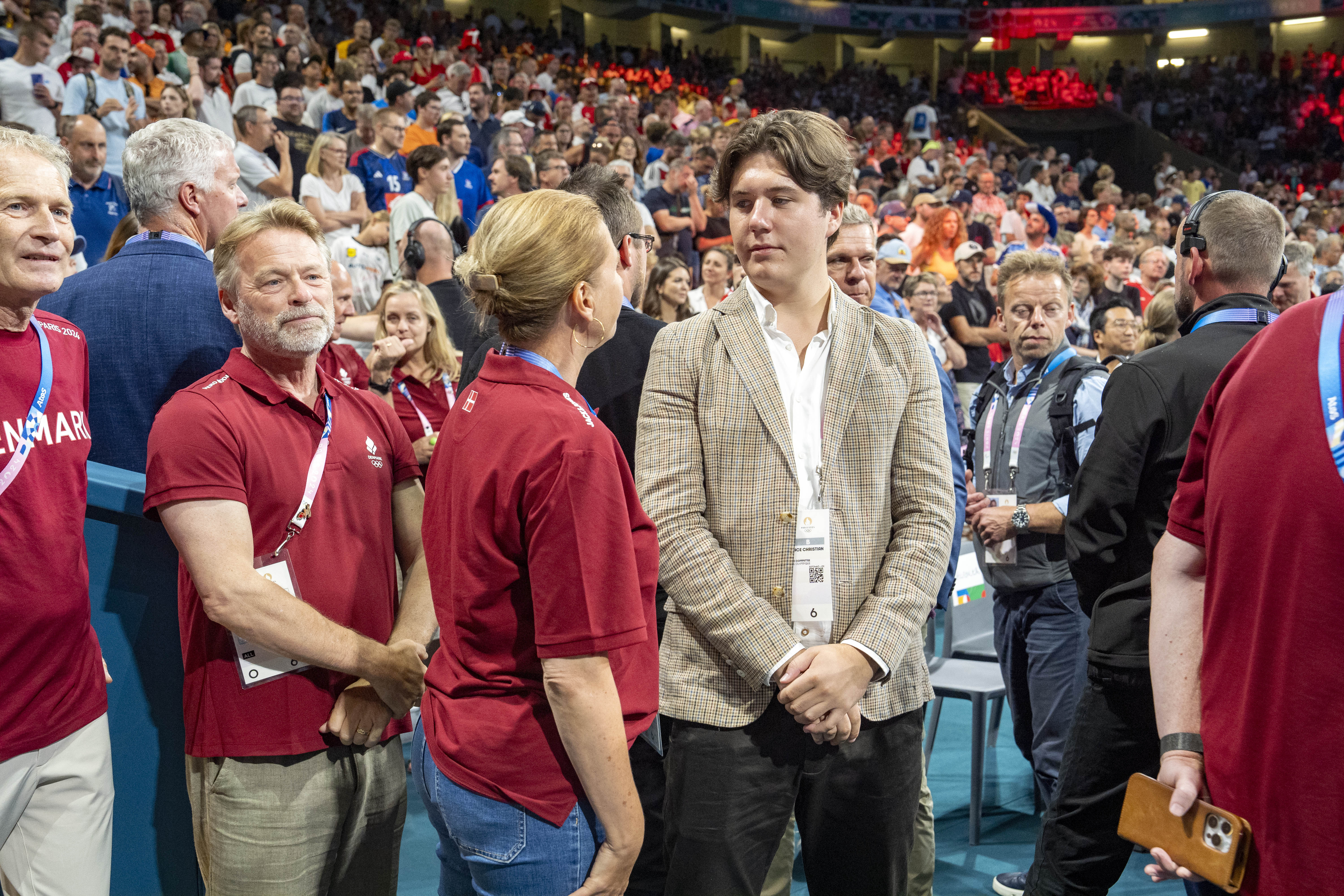 Mette Frederiksen i august 2024 kort inden sin meget omtalte forvandling, hvor hun slap lokkerne løs. Billedet er fra OL i Paris, hvor Danmarks håndboldherrer vandt guld, og statsministeren i den anledning fik hilst på kronprins Christian.