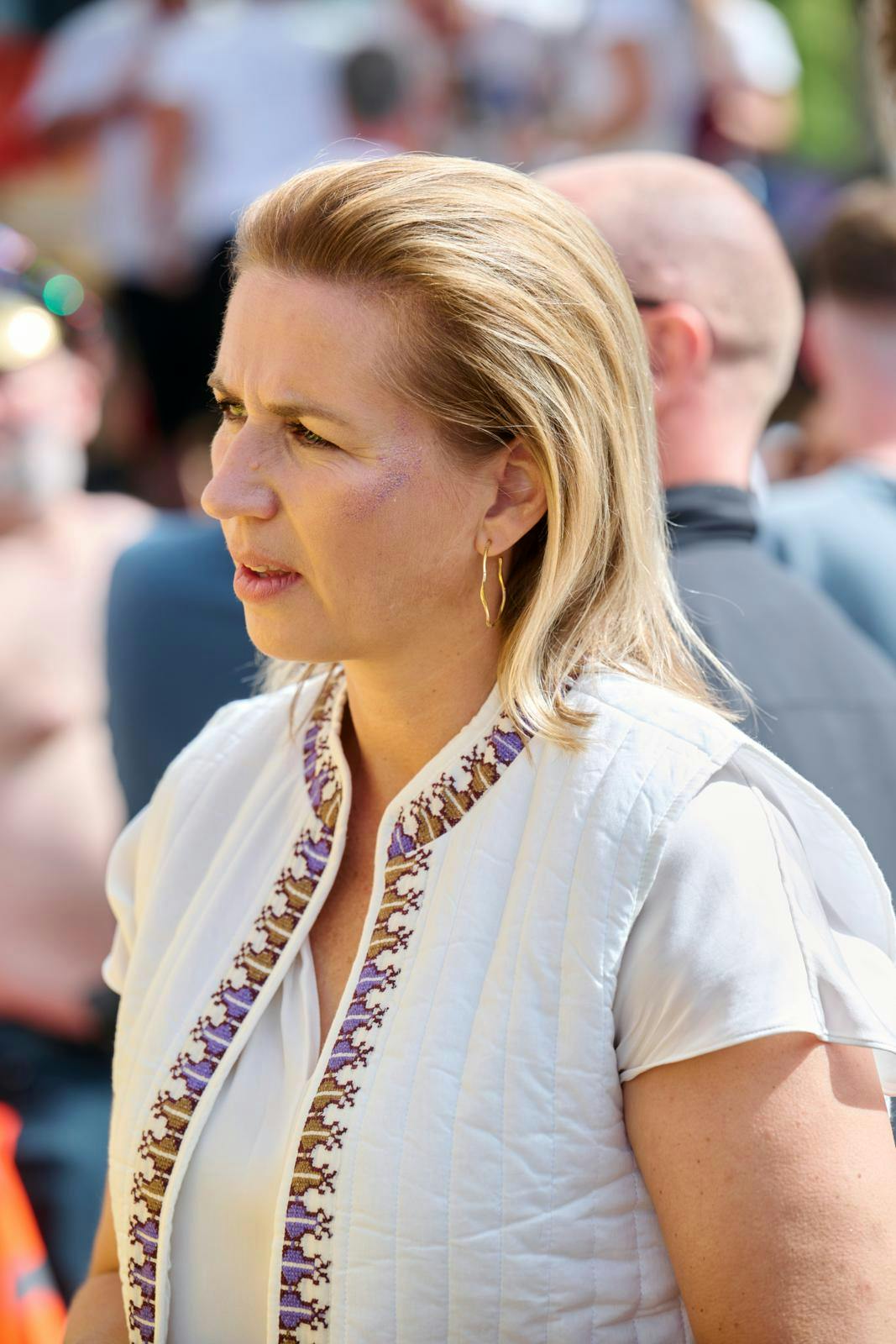 Copenhagen Pride var en af de første gange, Mette Frederiksen sprang ud i offentligheden med spritny frisure. Væk var den tilbagetrukne knold og som erstatning kastede statsministeren med sit både lysere og løsere hår, der dog var redt tilbage i en 80'er-inspireret frits, som vakte stor opsigt.