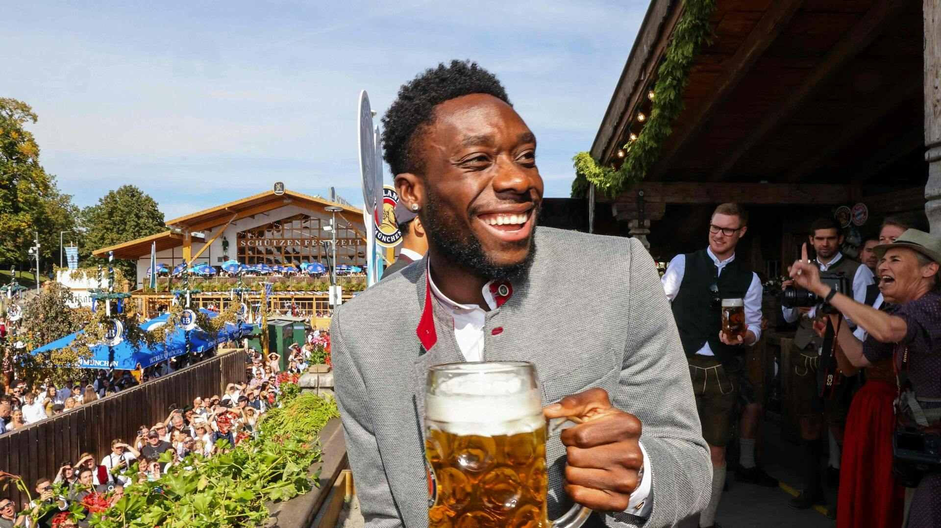 Bayern München-stjernen Alphonso Davies er blevet forlovet. Det fortæller både han og partneren Sheyenne på Instagram.