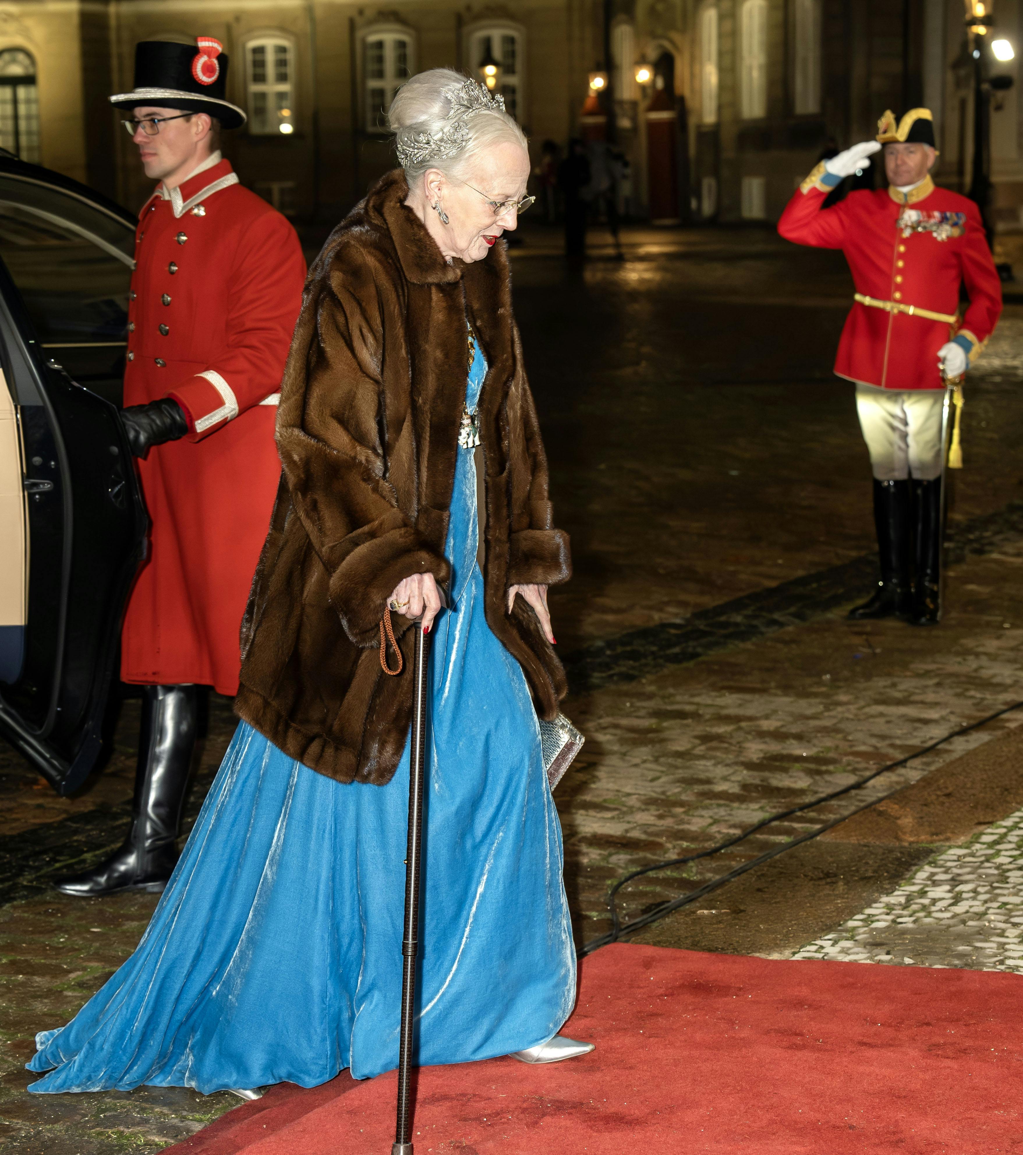 OPGAVE: Kongeparret afholder nytårskur - og taffel. Her ankommer dronning MargretheSTED: Amalienborg - Christian VII's PalæJOURNALIST: Marianne Singer og Jan KörnerFOTOGRAF: © Hanne Juul/ Aller Foto & VideoDATO: 20250101