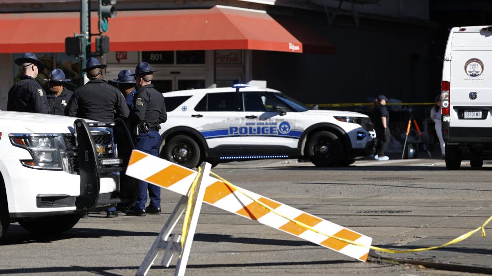 Natten til onsdag den 1. januar kørte en pickup ind i en menneskemængde i New Orleans. Mindst 15 personer blev dræbt.