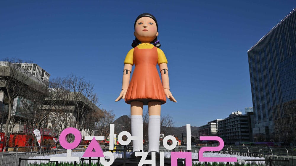 En stor, oppustelig dukke, der er kendt fra "Squid Game", ses her i den sydkoreanske hovedstad, Seoul.