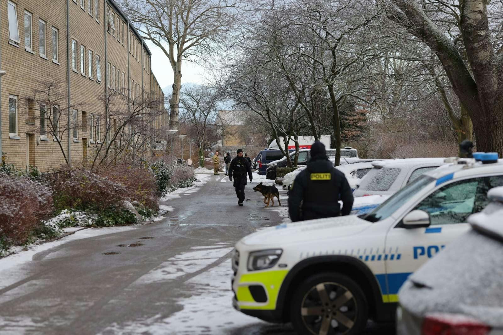 Politiet er massivt til stede på Arnold Nielsens Boulevard i Hvidovre fredag formiddag. 