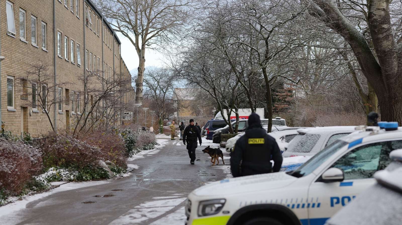 Politiet er massivt til stede på Arnold Nielsens Boulevard i Hvidovre fredag formiddag.