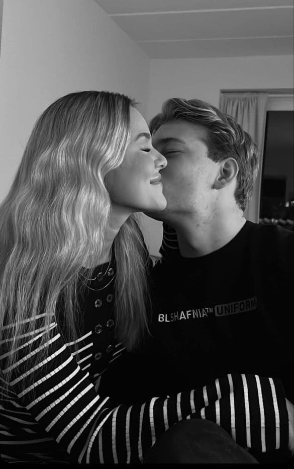 Det forelskede par nyder lige nu tilværelsen i ferieparadiset Tenerife.