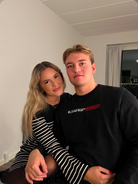 Mikkel Juul og hans kæreste som han mødte, da han var 18 år.