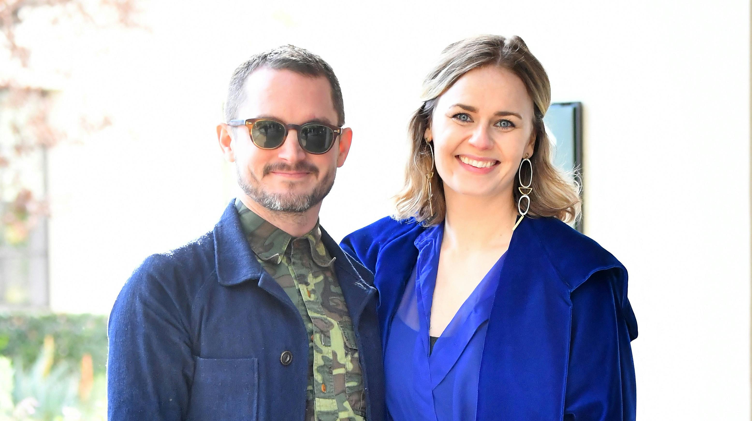 Elijah Wood og Mette-Marie Kongsved i 2019 til modeshow i Pasadena i Californien. Skuespilleren og den danske tv-producent har dannet par siden 2017, hvor de faldt for hinanden på jobbet.
