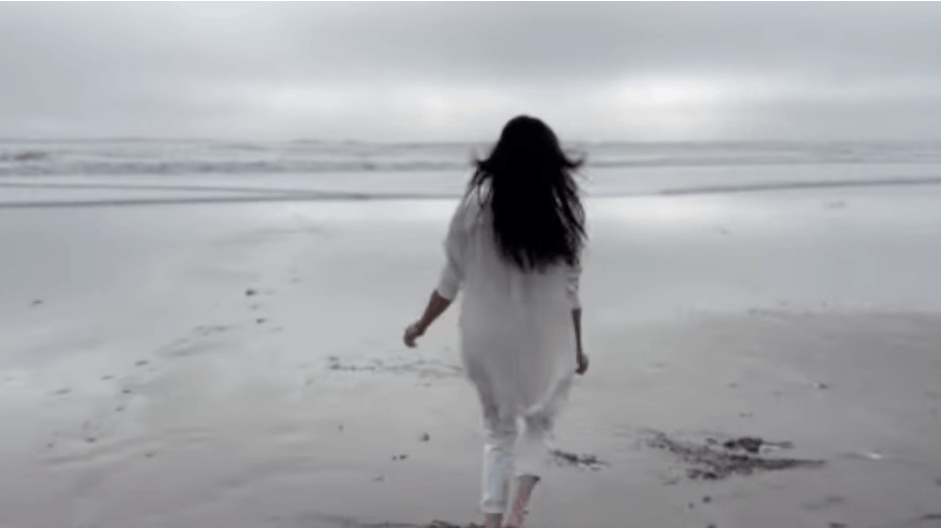 I videoen ser man Meghan Markle, der løber på stranden. 