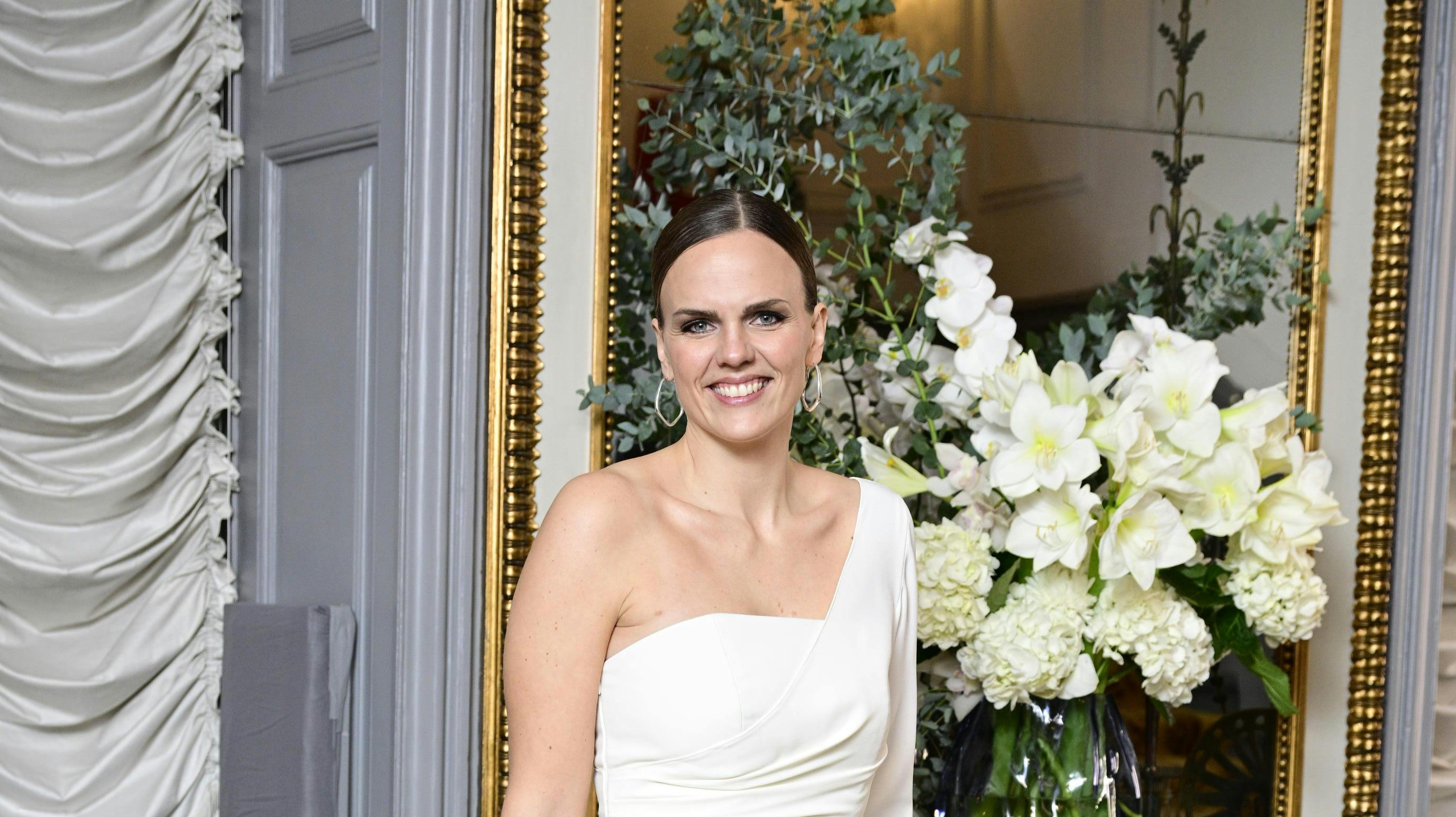 Digitaliseringsminister Caroline Stage Olsen oplevede det, der bare ikke må ske med en hvid kjole, under nytårskuren 1. januar 2025.