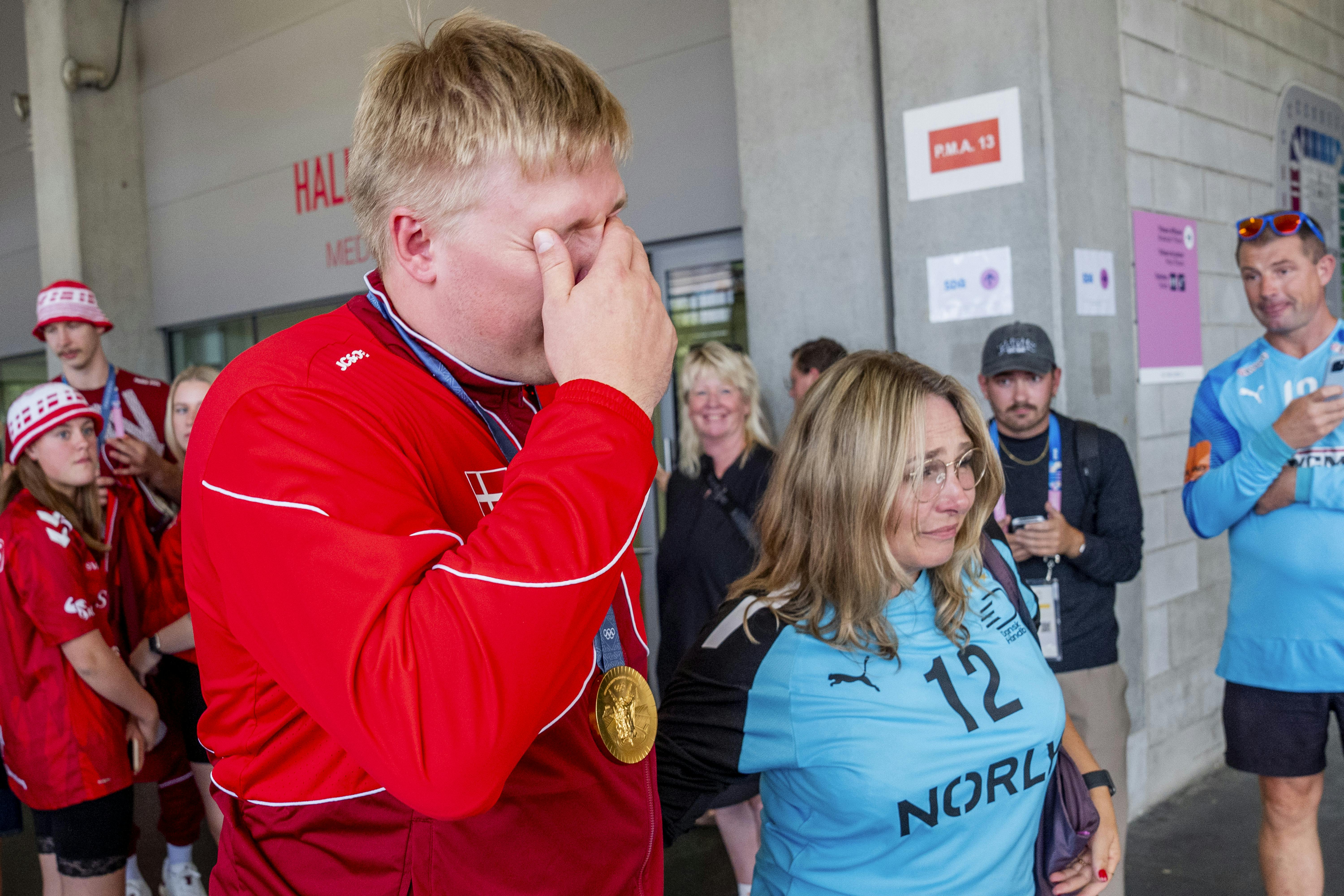 Både mor og kæreste stod klar til at tage imod Emil Nielsen efter OL-finalen. 