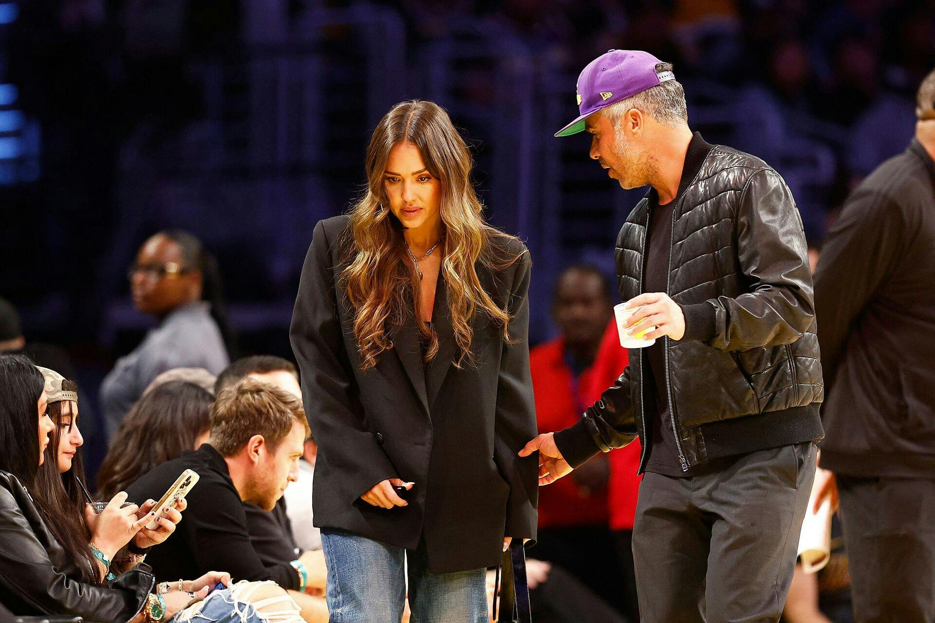 Jessica Alba og Cash Warren (th.) blev sidst spottet sammen til en basketballkamp i november.