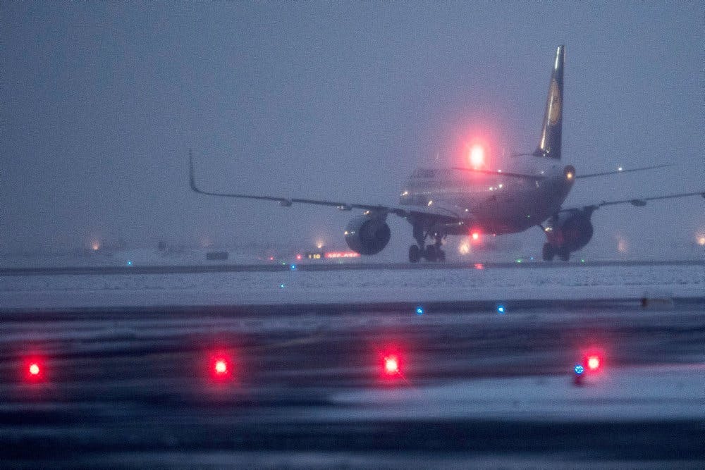 I Storbritannien er sneen mere end ti centimeter dyb nogle steder i landet. I Leeds, Manchester og Liverpool er landingsbaner lukket søndag morgen. (Arkivfoto). - Foto: Boris Roessler/Ritzau Scanpix&nbsp;