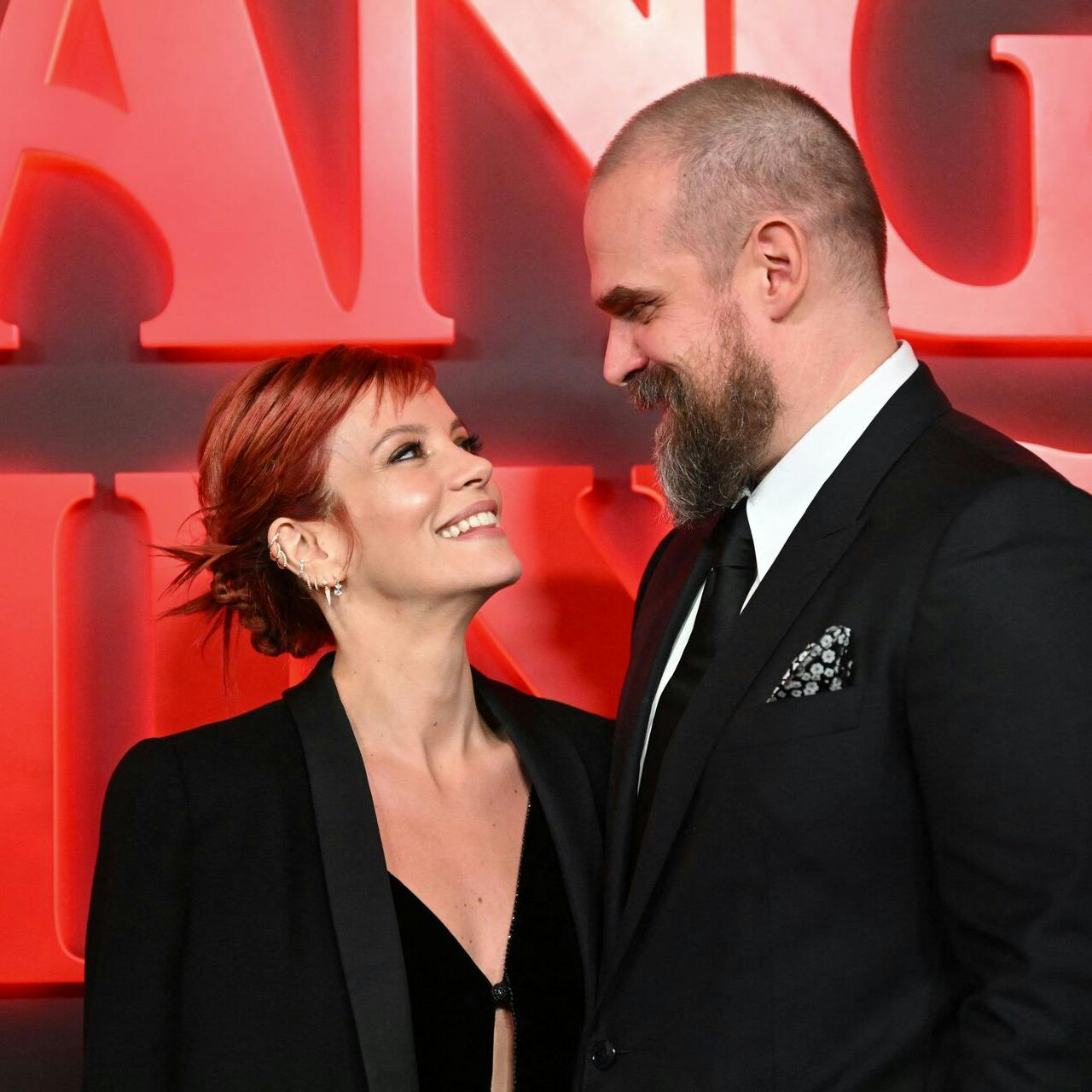 British singer Lily Allen and US actor David Harbour pose on the red carpet upon arrival to attend the West End world premiere of "Stranger Things: The Last Shadow" stage play at the Phoenix Threatre in central London on December 14, 2023. (Photo by JUSTIN TALLIS / AFP)