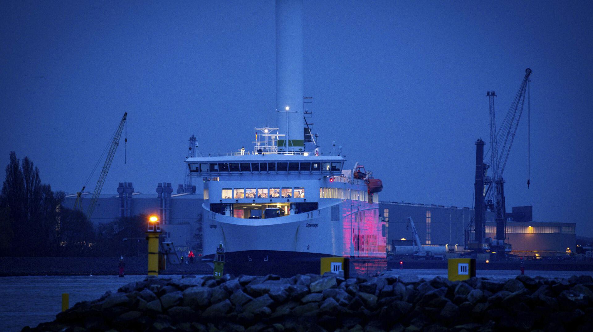 Flere færgeafgange aflyses mandag.