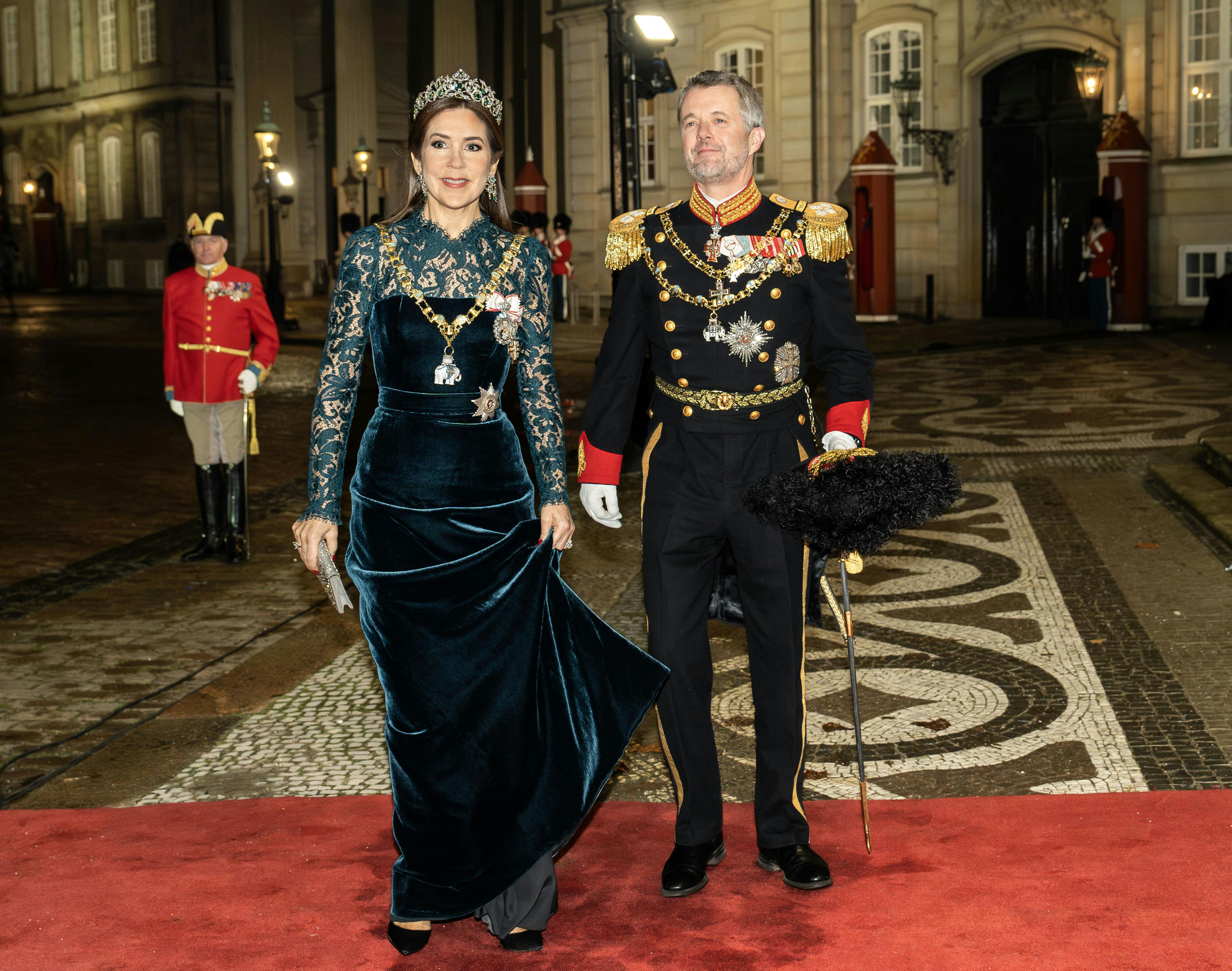 OPGAVE: Kongeparret afholder nytårskur - og taffel. Her ankommer kong Frederik og dronning MarySTED: Amalienborg - Christian VII's PalæJOURNALIST: Marianne Singer og Jan KörnerFOTOGRAF: © Hanne Juul/ Aller Foto & VideoDATO: 20250101