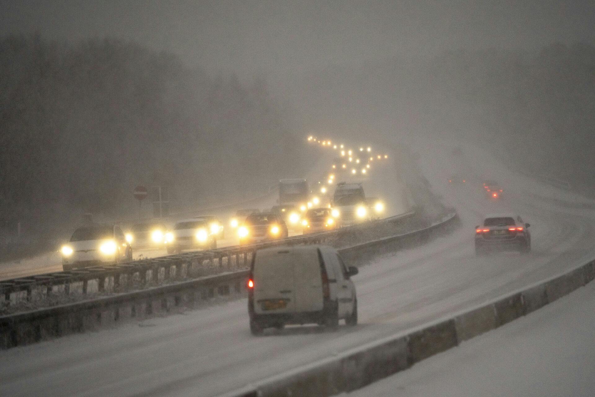 Sne og glatte veje fredag morgen på motorvej E47 ved Lundtofte nord for København, fredag den 3. januar 2025. Flere politikredse melder fredag morgen om glatte veje.. (Foto: Mads Claus Rasmussen/Ritzau Scanpix)