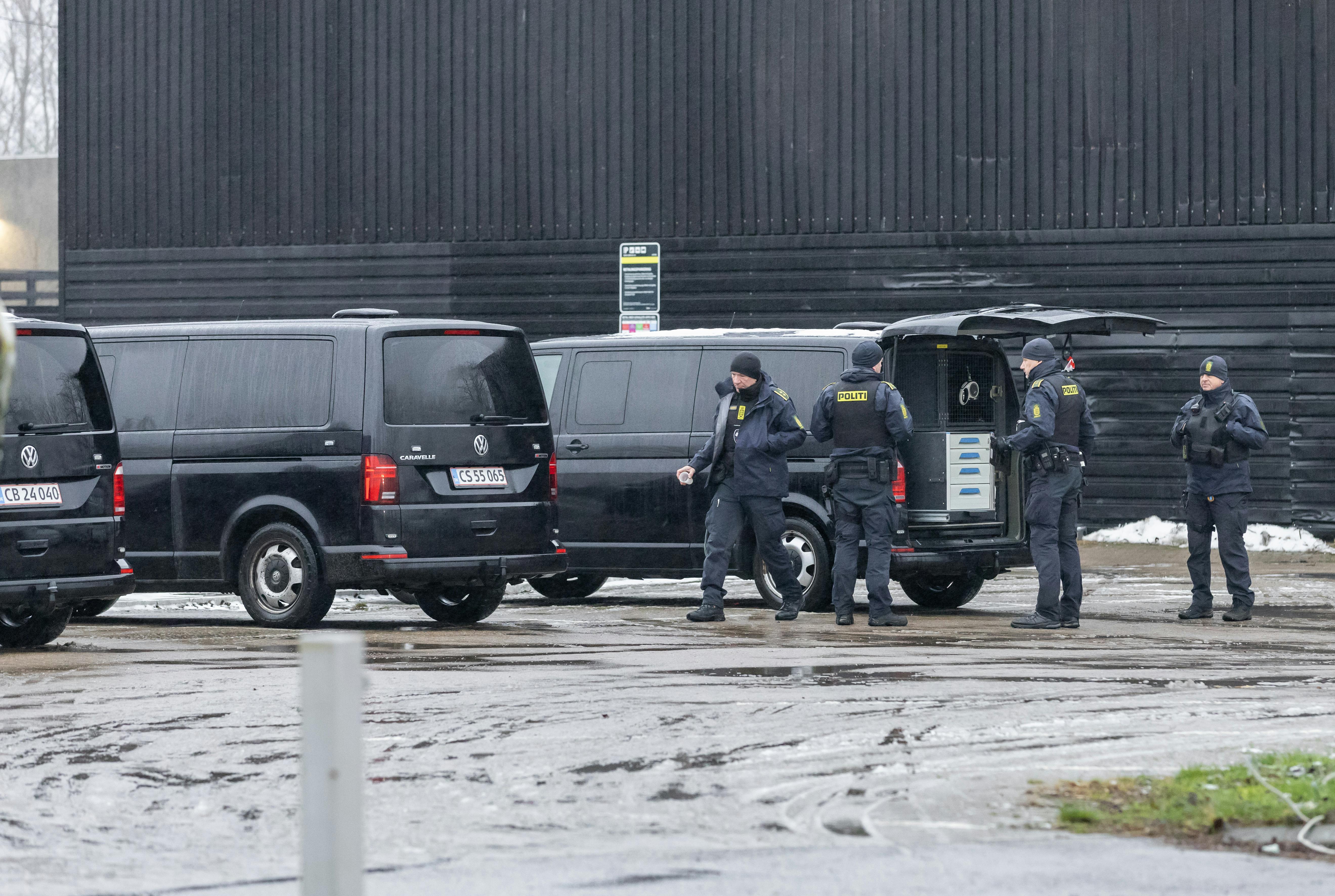 Politiet er rykket ud til Raffinaderivej med betjente og hunde - her leder de efter 80-årige Alvaro, som har været væk siden 1. juledag.