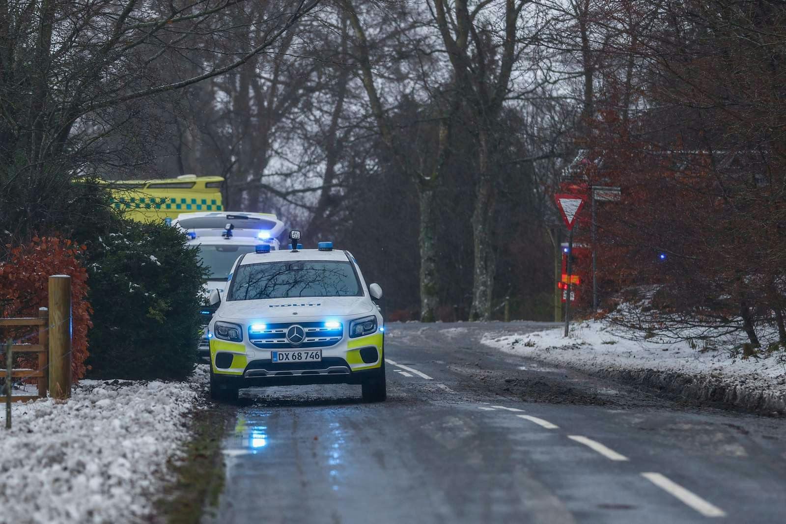 Politi og brandvæsen er til stede i Nordsjælland, hvor to personer er omkommet i forbindelse med en voldsom brand.