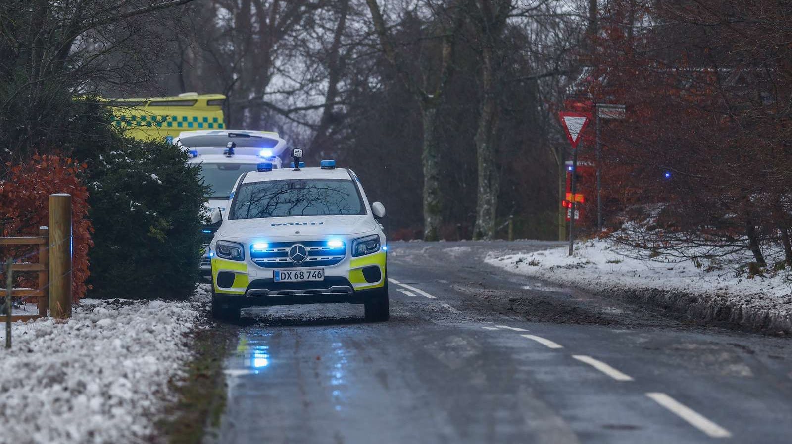 Politi og brandvæsen er til stede i Nordsjælland, hvor to personer er omkommet i forbindelse med en voldsom brand.