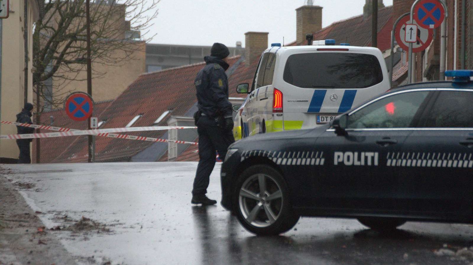 Politiet var mandag til stede i Roskilde, hvor en kun 17-årig pige er fundet livløs på gaden. Nu er en mand sigtet i sagen. 