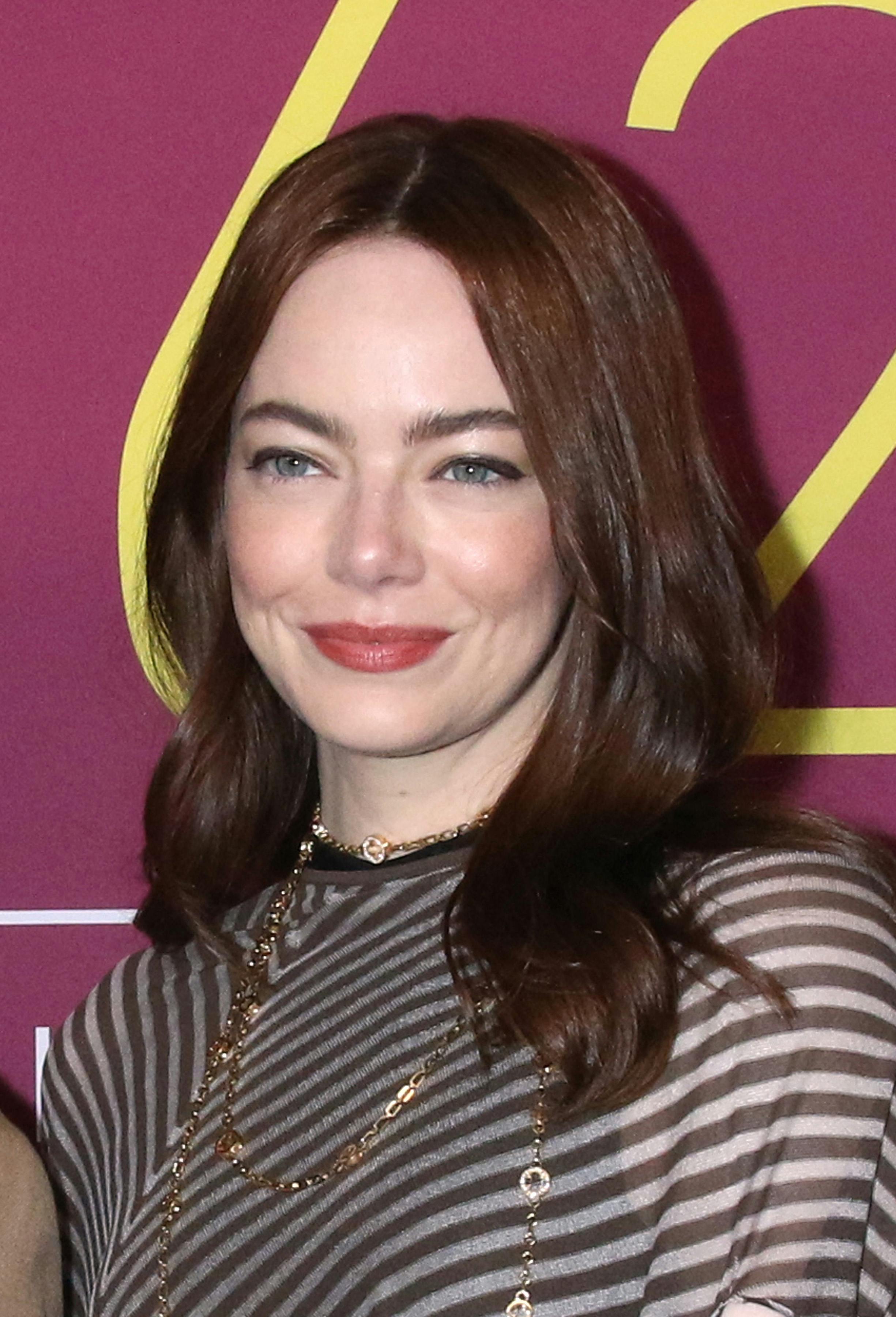 Fans spekulerede over, hvorfor Emma Stone var iført paryk, da hun deltog i New York Film Festival i oktober 2024. Indenunder havde hun angiveligt helt kort hår på grund af filmoptagelser.