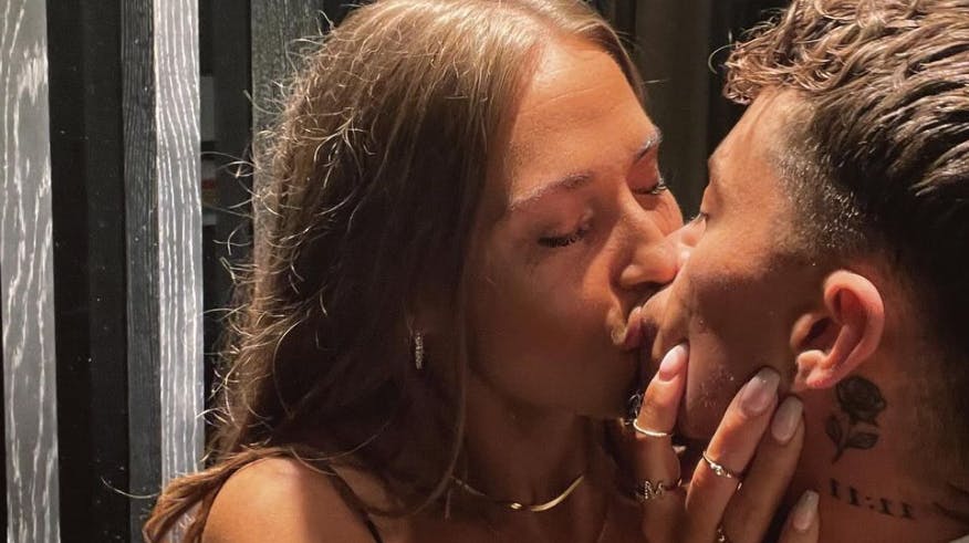 Mick Skov viser kæresten Mie frem med manér! 