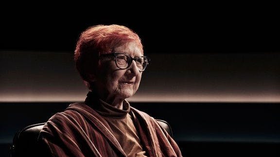 Uden Mikael Bertelsen anede noget, dukkede Jytte Abildstrøm op med en rød kuffert, da hun medvirkede i "Det sidste ord".