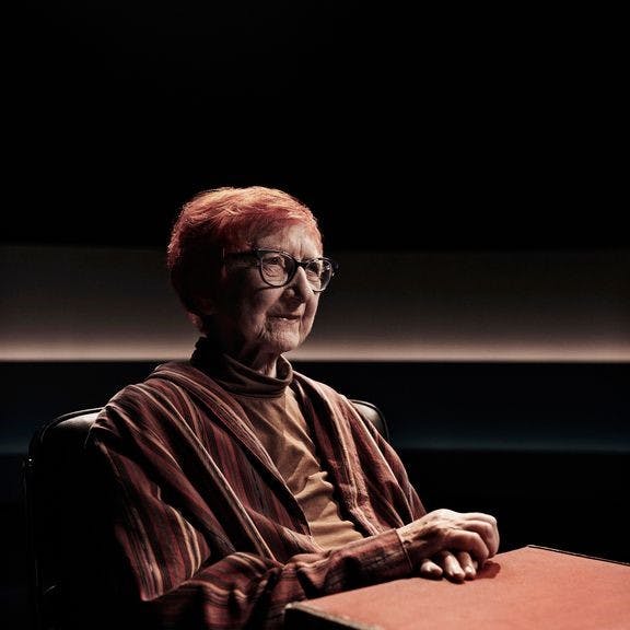 Uden Mikael Bertelsen anede noget, dukkede Jytte Abildstrøm op med en rød kuffert, da hun medvirkede i "Det sidste ord".