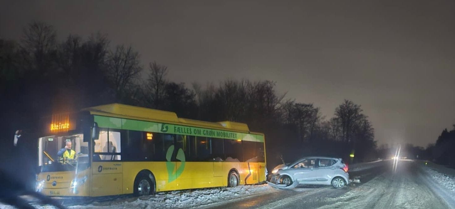 Her er en bus og en anden bilist kommet lidt for tæt på hinanden på en landevej ved Aabenraa.