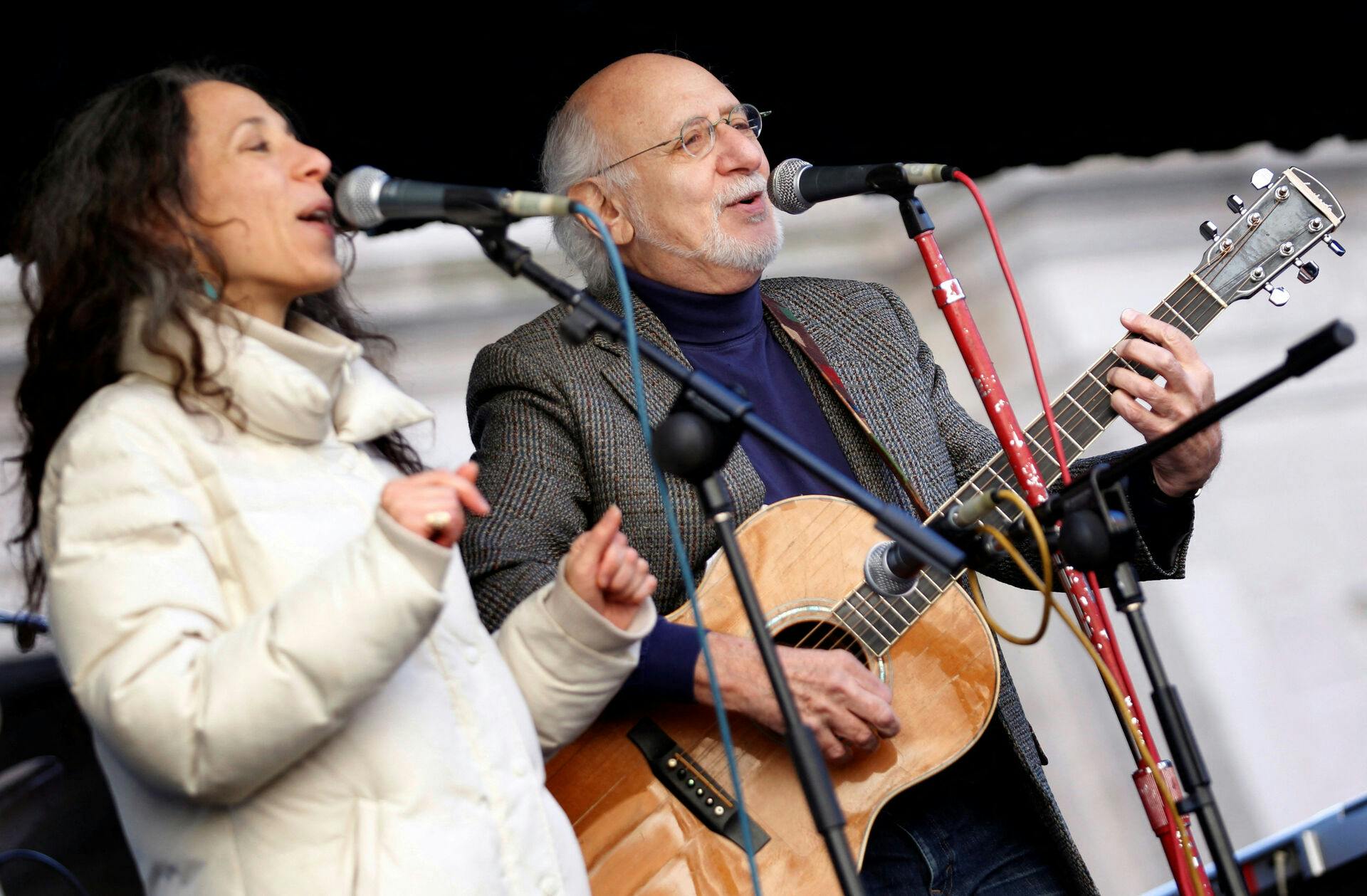 FILE PHOTO: Singer Peter Yarrow (R) and his daughter Bethany perform at a rally by supporters of the Occupy movement against suppression of the movement by the police in Union Square in New York February 28, 2012. REUTERS/Mike Segar/File Photo