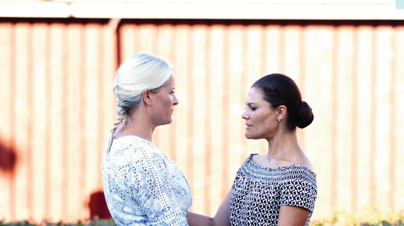 De to kronprinsesser er nære veninder. Og det kom til særligt udtryk, da Mette-Marits søn, papprinsen Marius, sidste år kom i alvorlige problemer.