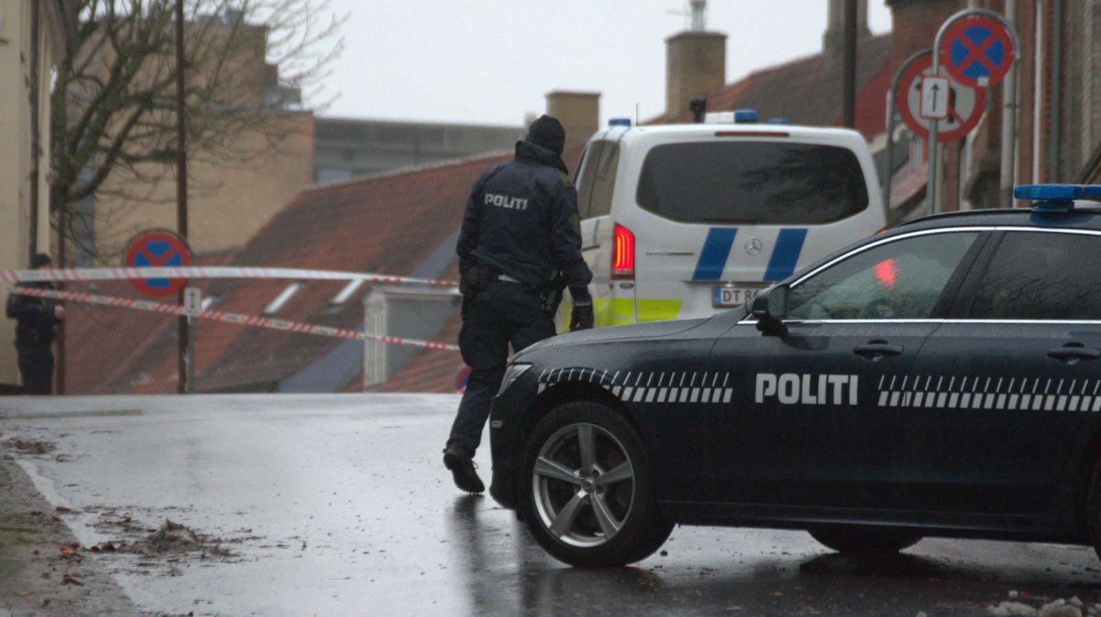 En 17-årig pige blev fundet hårdt kvæstet på gaden i Roskilde mandag morgen.