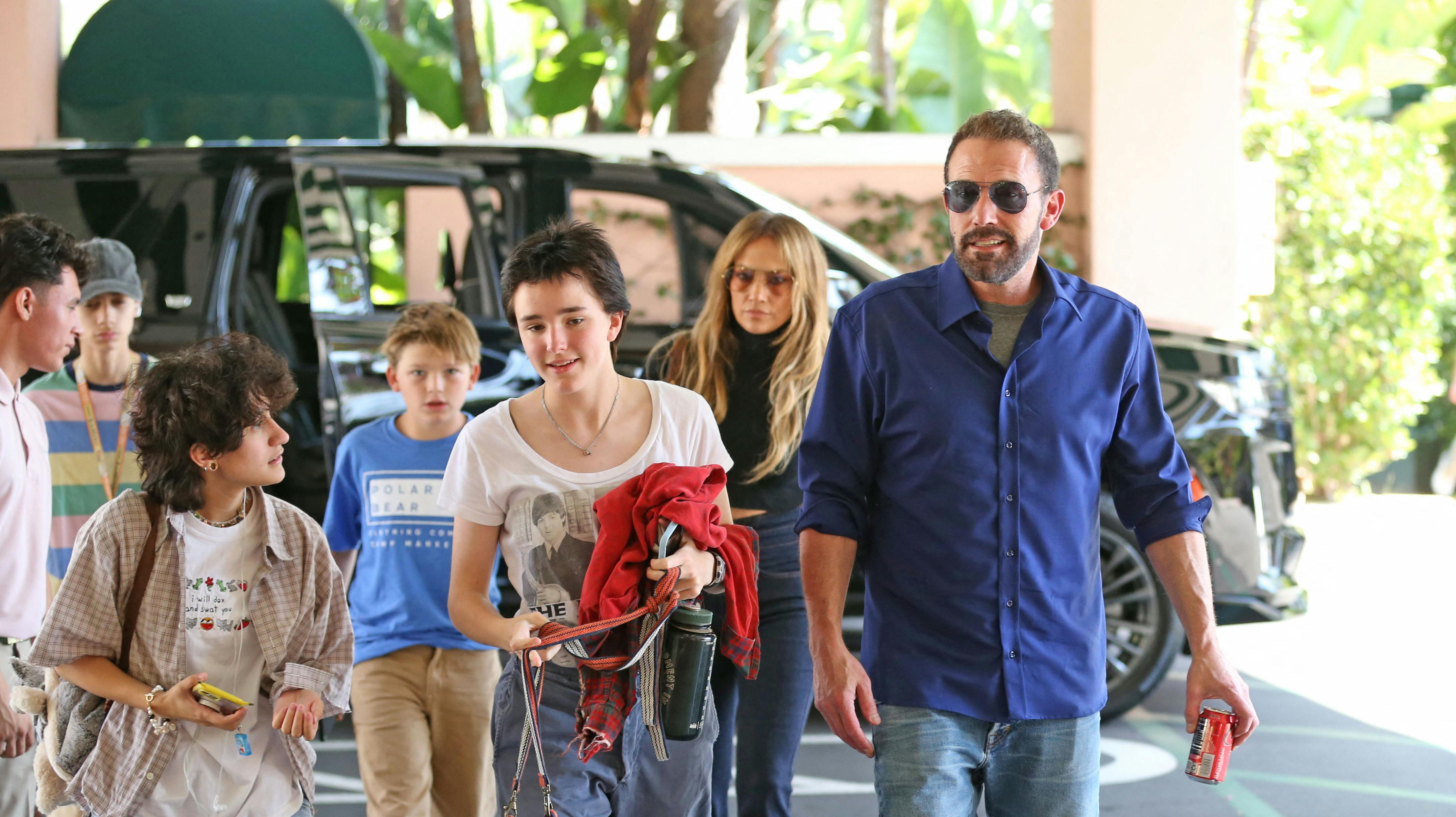 Ben Affleck og Jennifer Lopez ses her for første gang sammen, siden de anmodede om skilsmisse. Parret holder nemlig fortsat sammen om at støtte børnene og deres opdragelse.