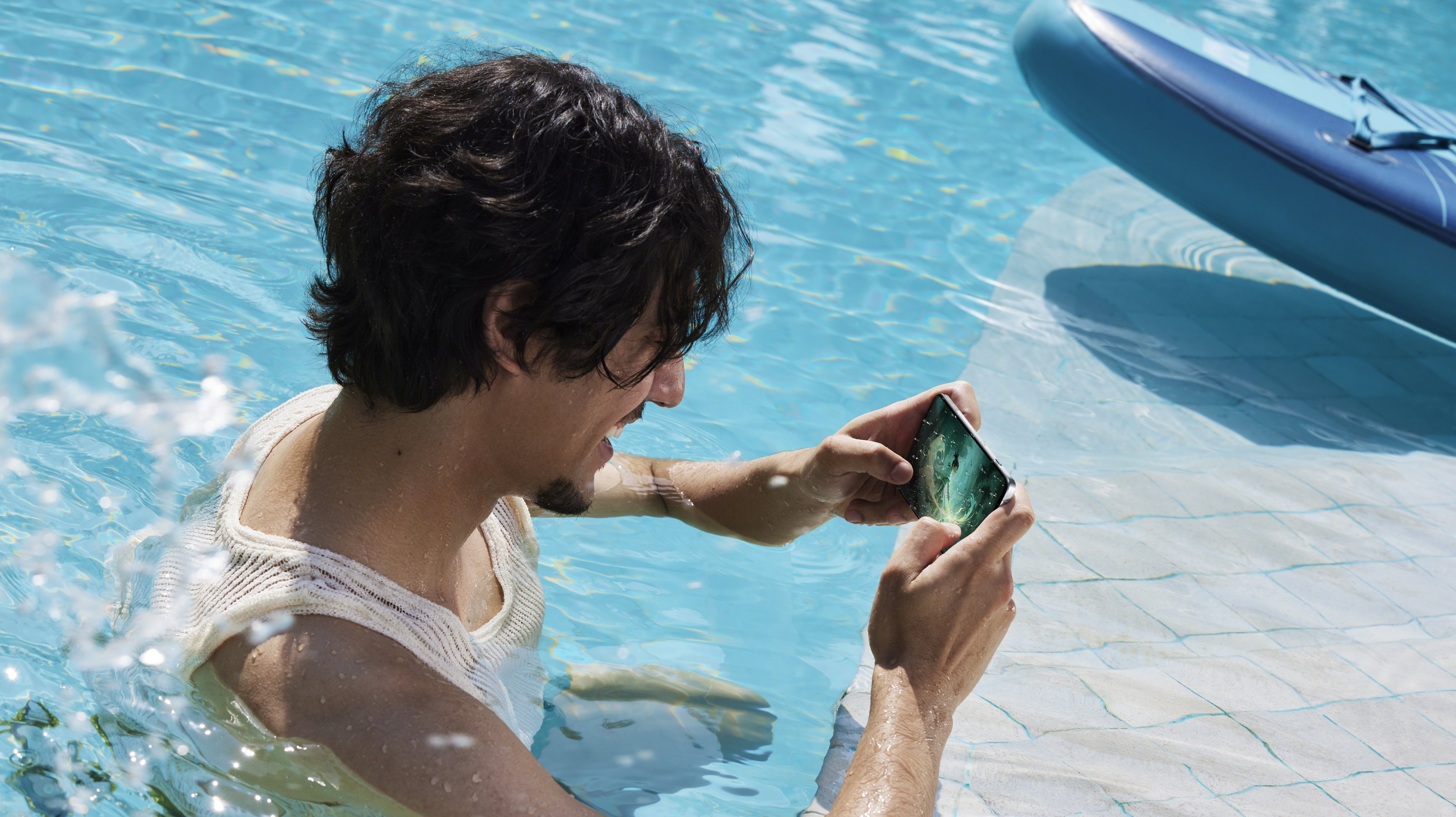 OnePlus 13 er ifølge firmaet bag bygget til at være ekstra holdbar, og er den første enhed fra OnePlus med IP68- og IP69-klassificering.