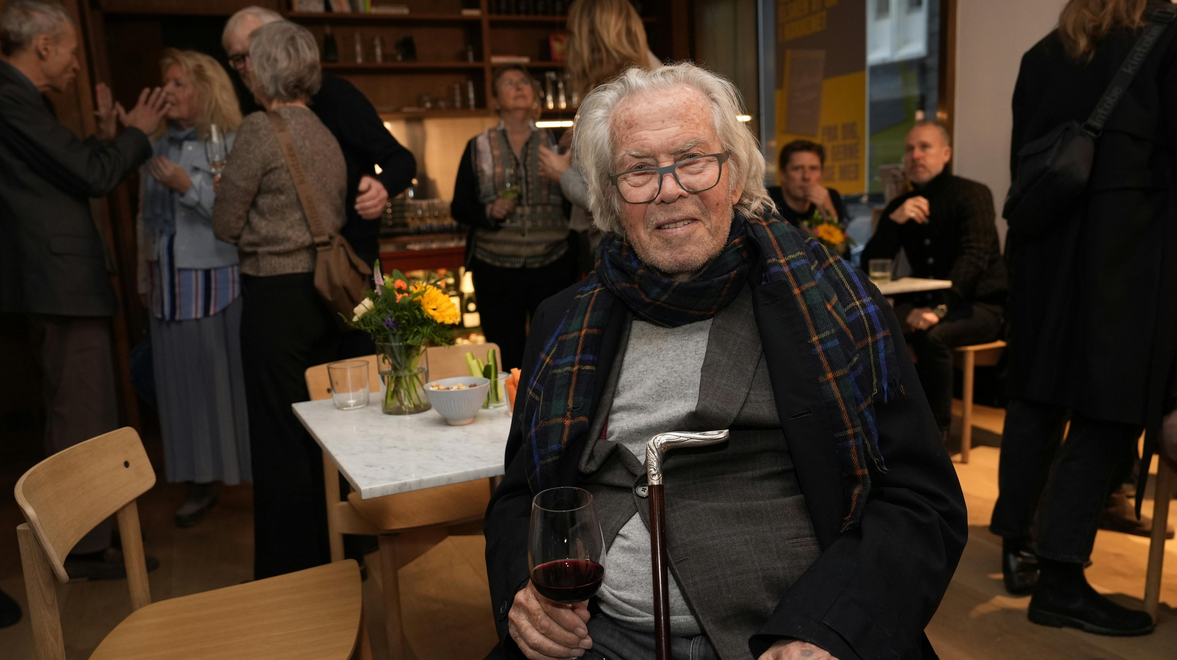 Jørgen Leth deler ikke hverdagen med en kvinde. I stedet bruger han meget af tiden med familien - og bor endda også med sønnen Asger.