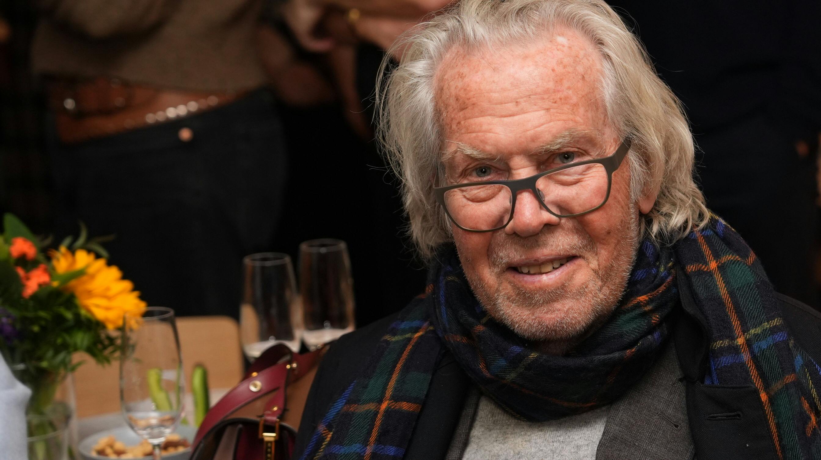 Det har stået bedre til med helbredet hos Jørgen Leth, som af og til må få hjælp af sønnen Asger, da Leth har problemer med at gå.