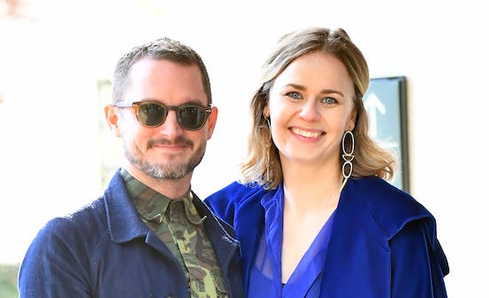 Elijah Wood og danske Mette-Marie Kongsved er blevet gift! Det bekræfter "Ringenes Herre"-stjernen i podcasten "Inside of You".