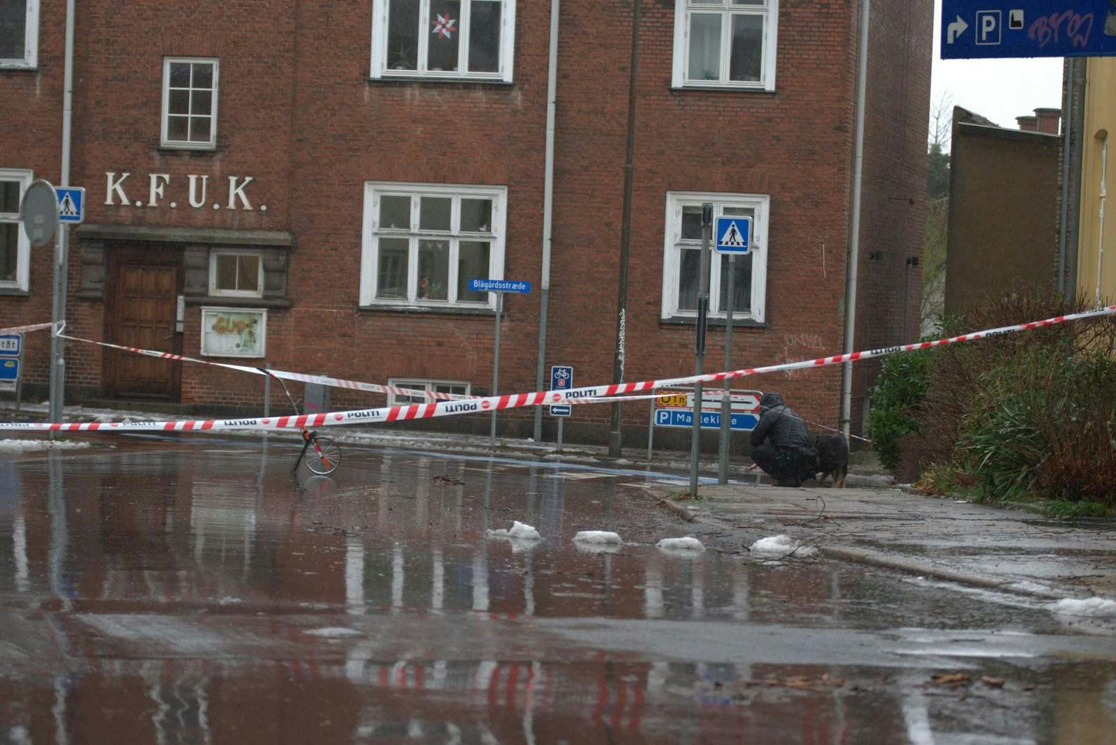 Politiet og deres teknikere arbejdede dagen igennem på Blågårdsstræde i Roskilde, hvor den 17-årige pige blev fundet.