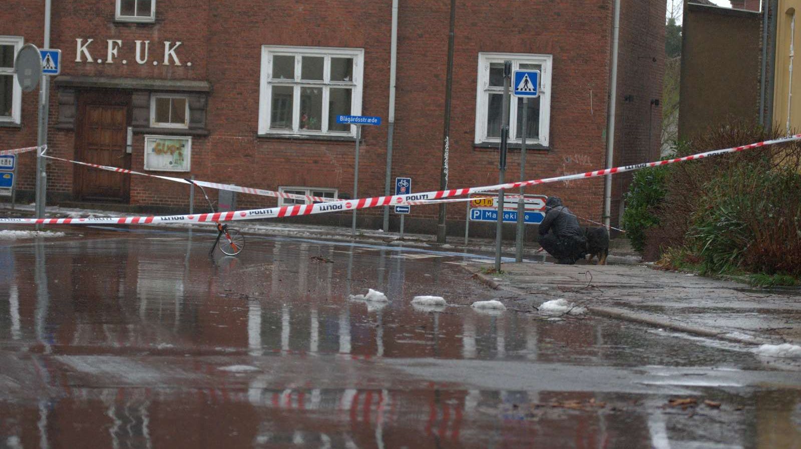 Politiet og deres teknikere arbejdede dagen igennem på Blågårdsstræde i Roskilde, hvor den 17-årige pige blev fundet.