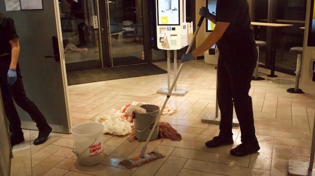 Også McDonald’s på Amager har oplevet angreb - her for et år siden, hvor en rød væske blev kastet ud i restauranten.