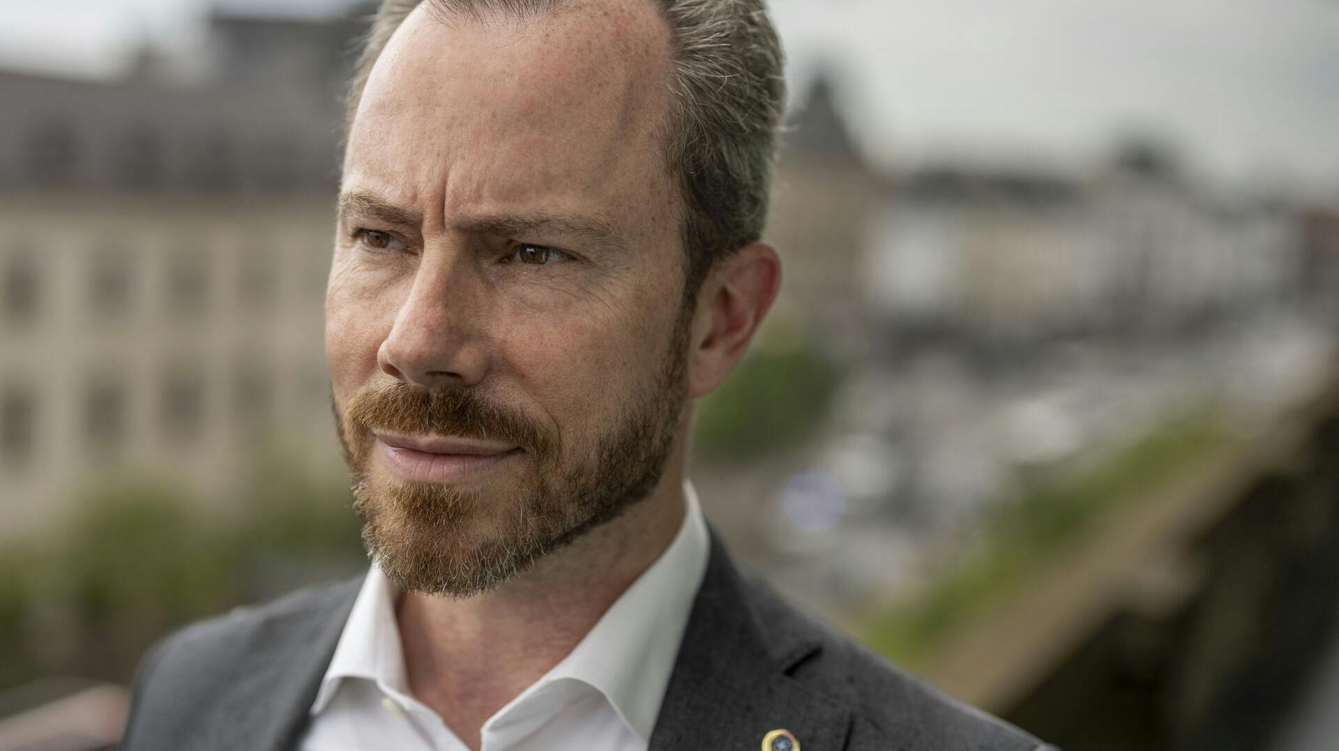 Tidligere vicestatsminister, Jakob Ellemann-Jensen blev søndag overfuset af en mand, der anklagede den tidligere politiker for at være medskyldig i folkedrab i Mellemøsten.