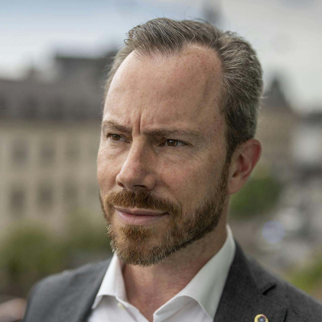 Tidligere vicestatsminister, Jakob Ellemann-Jensen blev søndag overfuset af en mand, der anklagede den tidligere politiker for at være medskyldig i folkedrab i Mellemøsten.