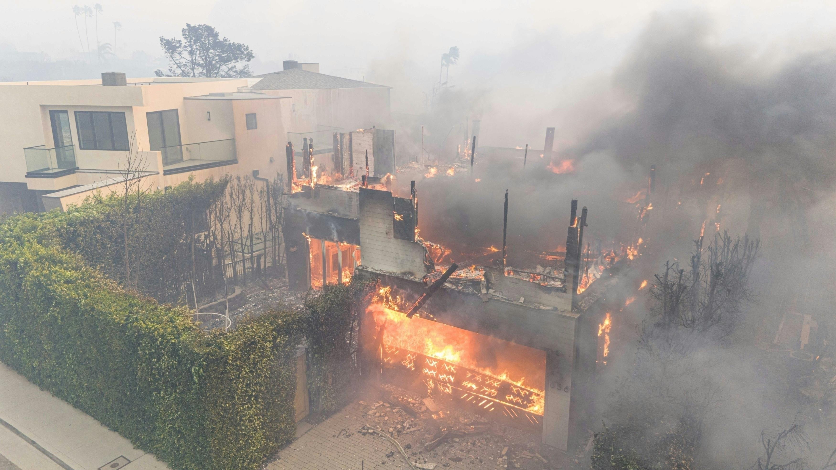 Leighton Meester og Adam Brodys hus blev hurtigt opslugt af flammerne og stod på ingen måder til at redde. Parret havde boet i det milliondyre hjem med deres to døtre siden 2019.