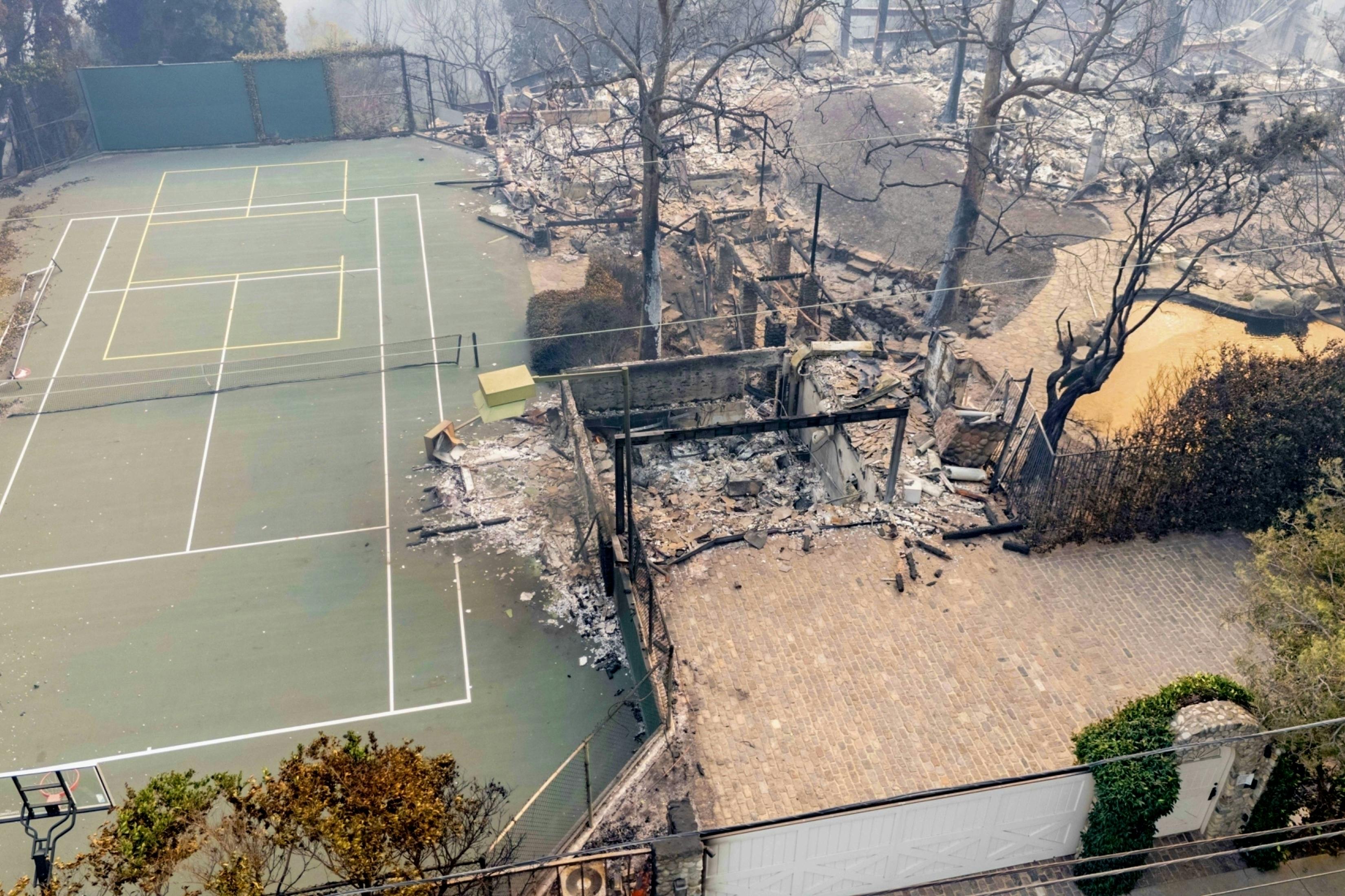 Også Hollywood-stjernen Billy Crystal og hans hustru Janice har mistet deres hjem gennem mere end 40 år i den voldsomme brand, der raserer Pacific Palisades. Kun tennisbanen står tilbage.  - Ord kan ikke beskrive den enorme ødelæggelse, vi er vidne til og oplever. Vi føler med vores venner og naboer, der også har mistet deres hjem og virksomheder i denne tragedie, siger Crystal til CNN.