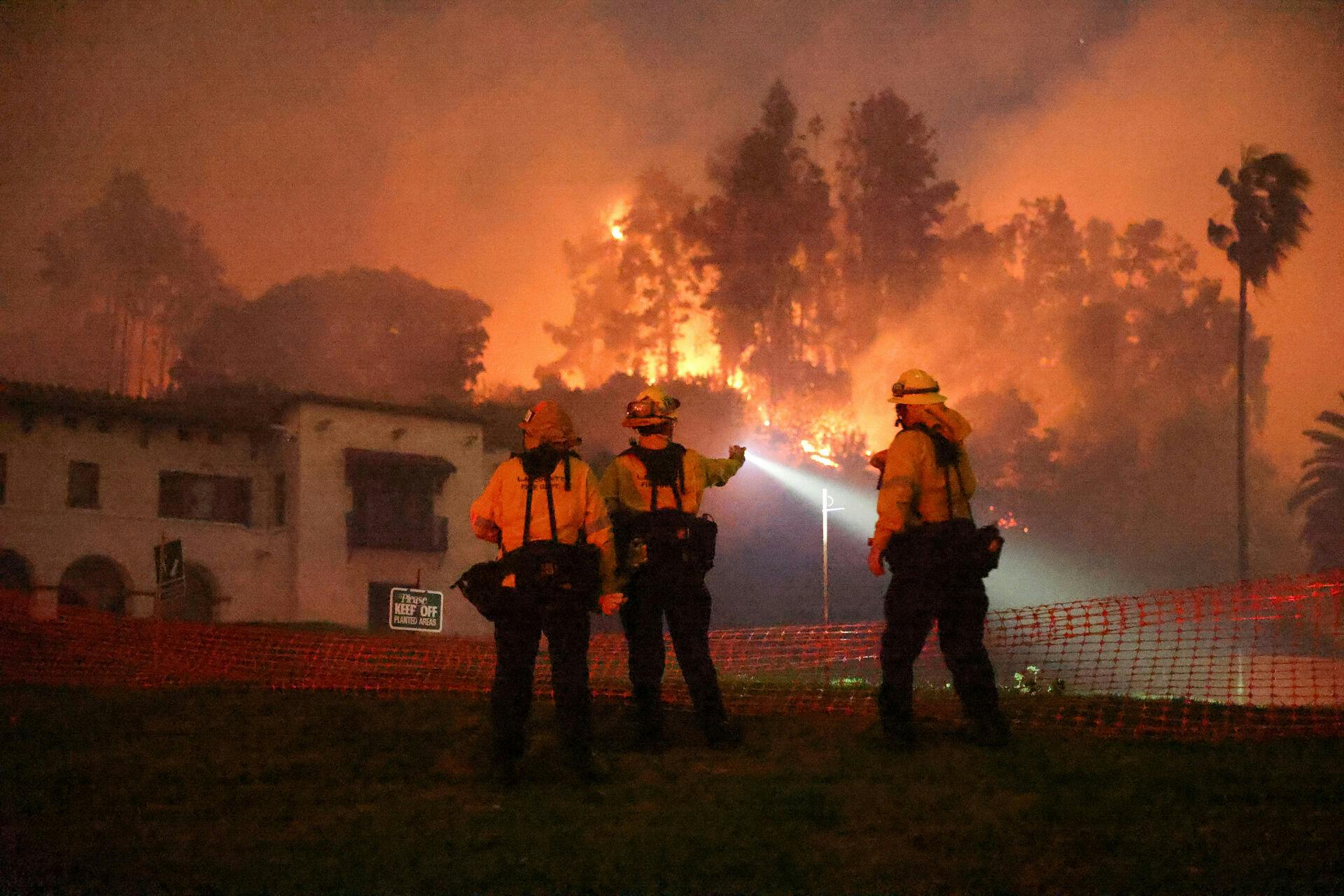 Brandfolk kæmper indædt mod flammerne i Los Angeles.