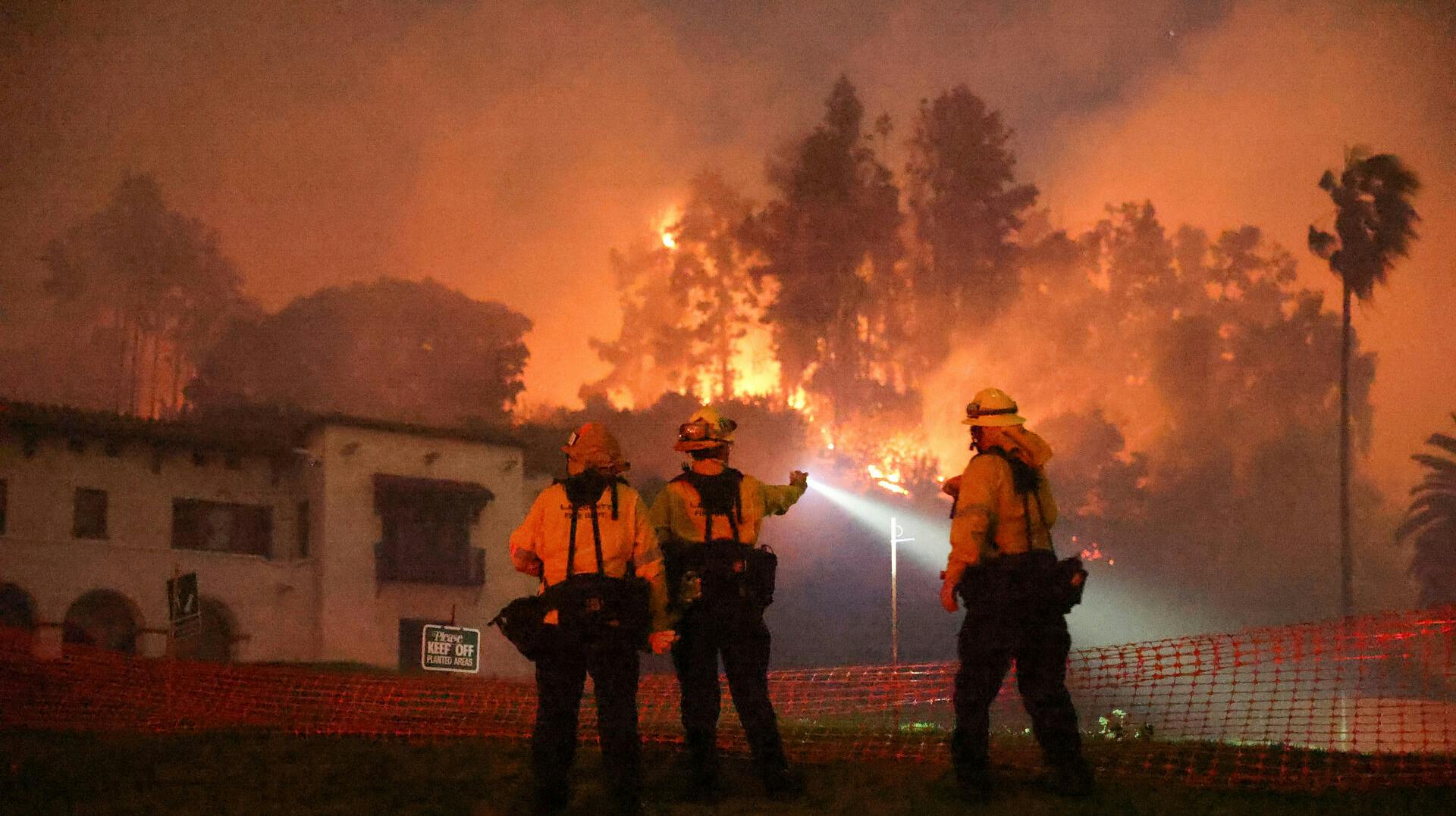 Brandfolk kæmper indædt mod flammerne i Los Angeles.