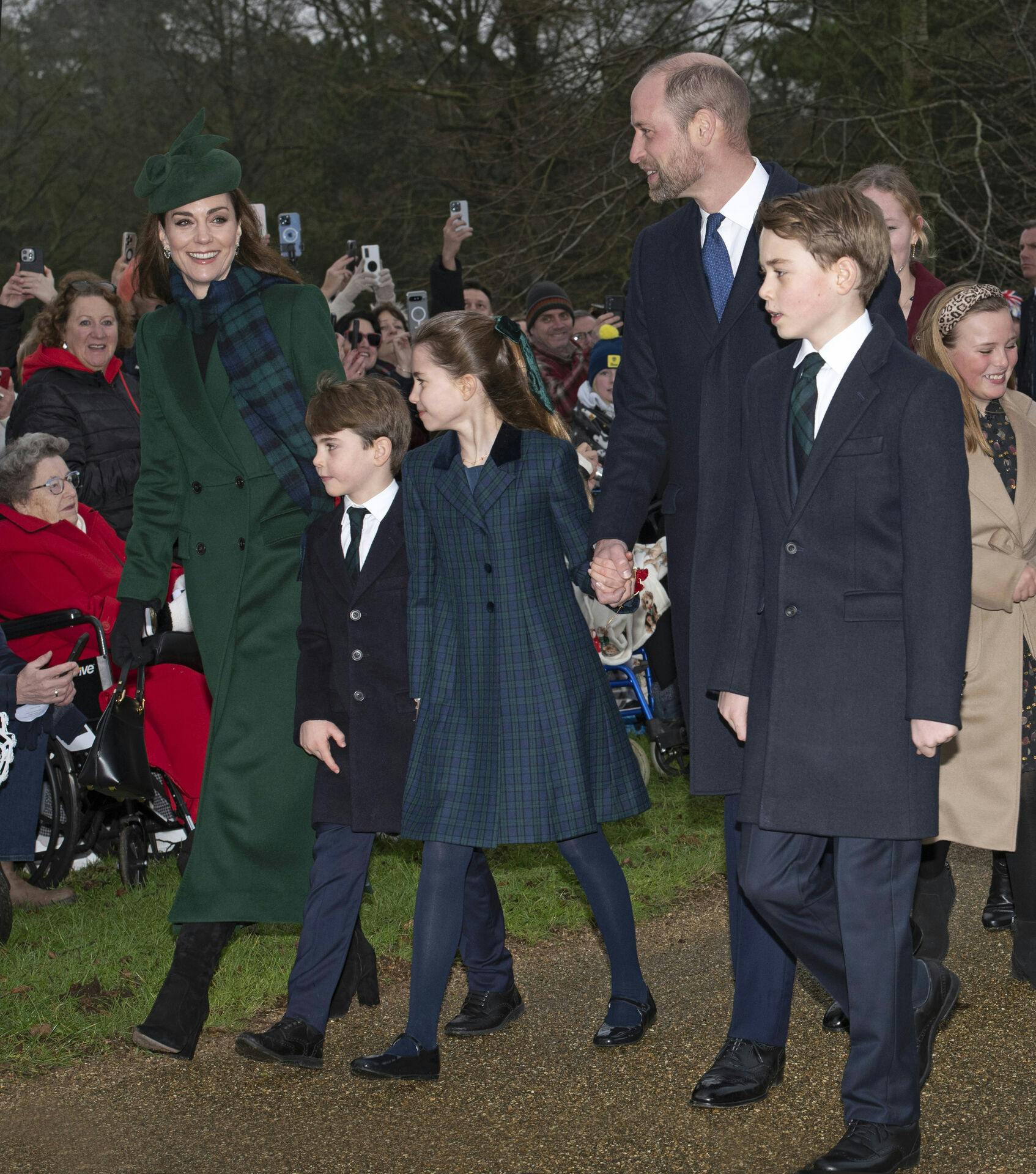 Her ses William og Kate og deres tre børn i julen sidste år. 